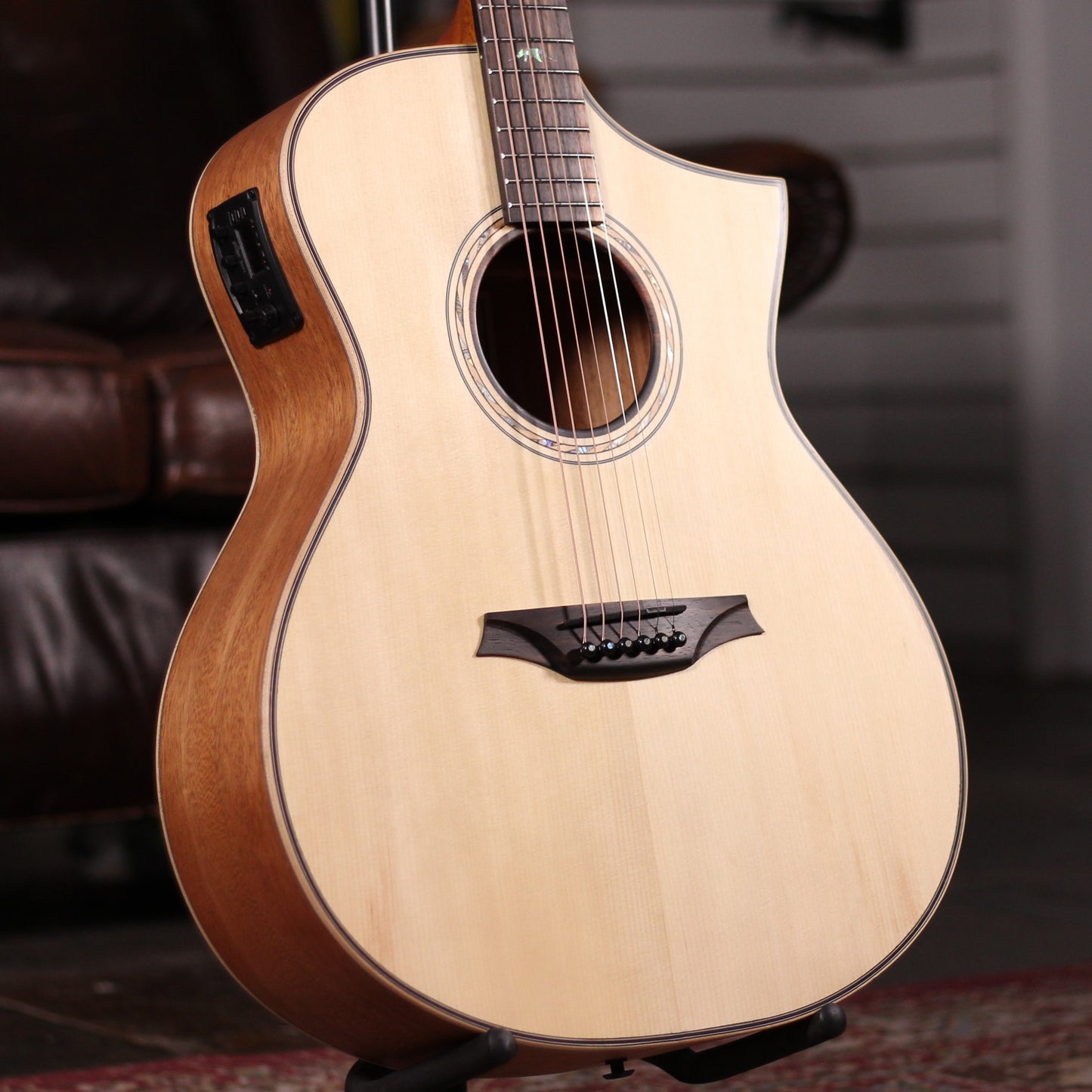 Bromo Tahoma Electro Acoustic Hillside Cutaway BAT4CE
