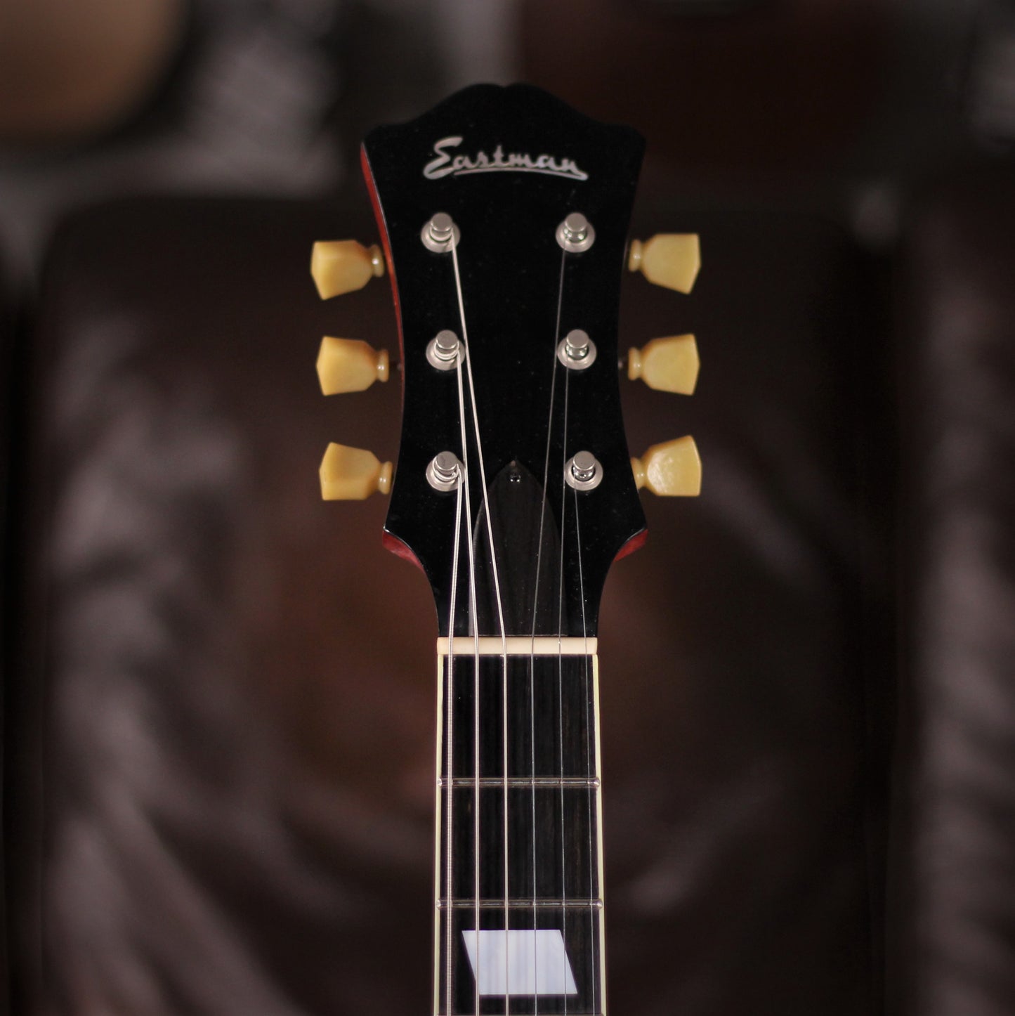 Eastman T64/V-T Antique Classic headstock