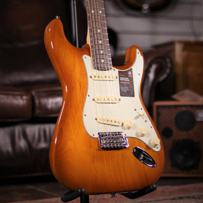 Fender Performer Stratocaster honeyburst angled