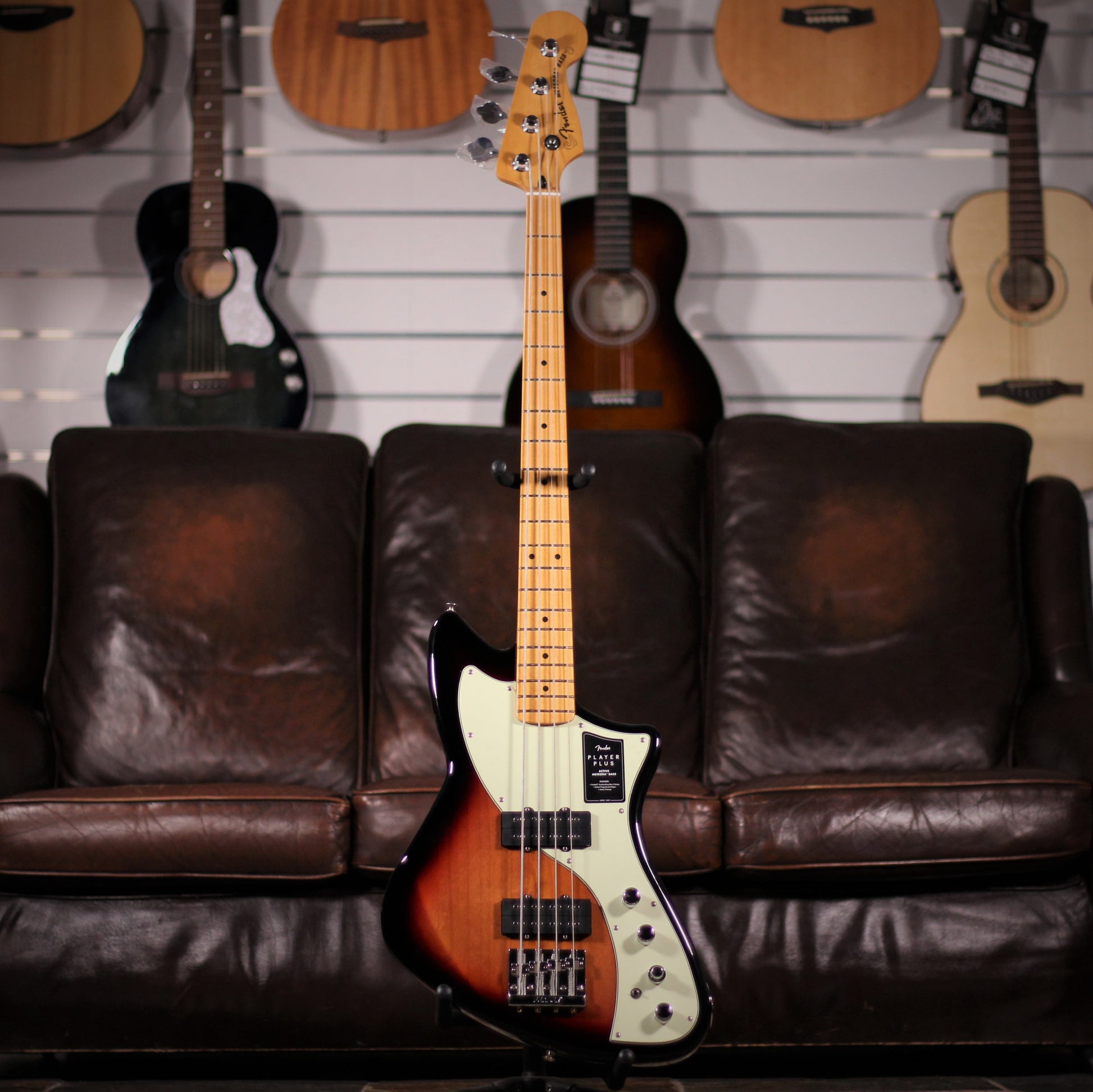 Fender Player Plus Meteora Bass 3 Tone Sunburst full