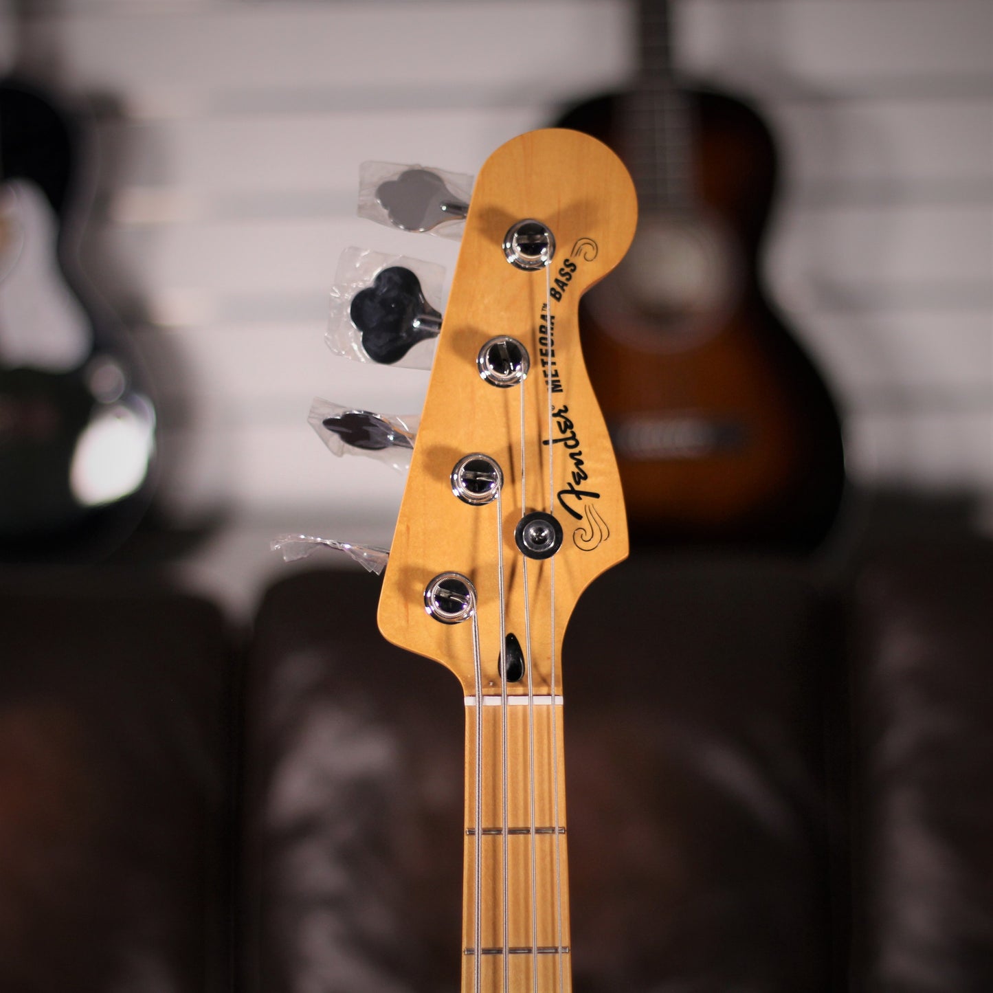 Fender Player Plus Meteora Bass 3 Tone Sunburst headstock